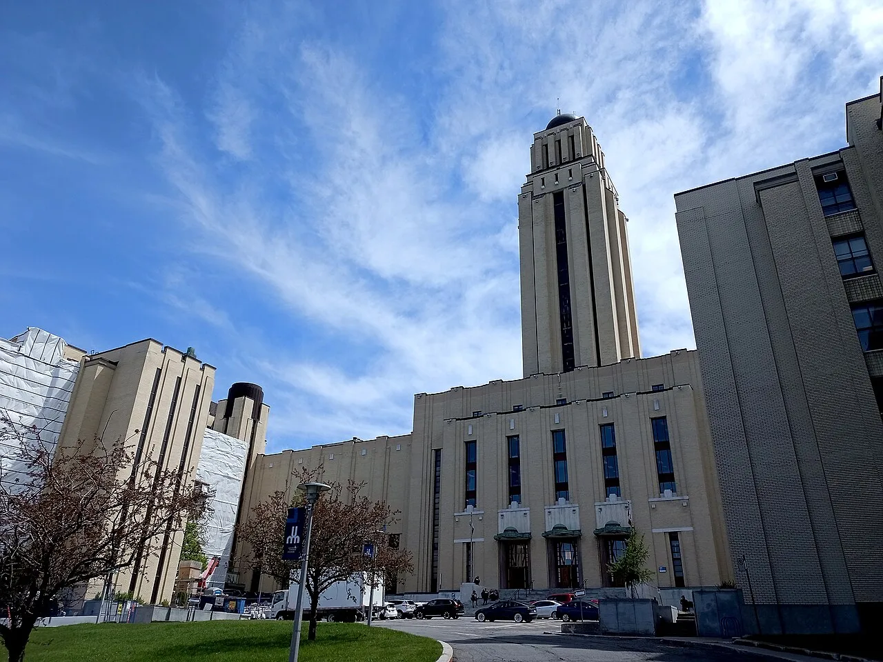 The imposing main building of UdM in Montréal