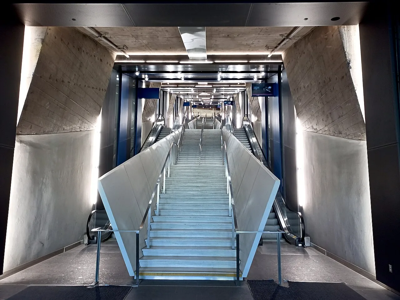 Entering the UdM main building in Montréal